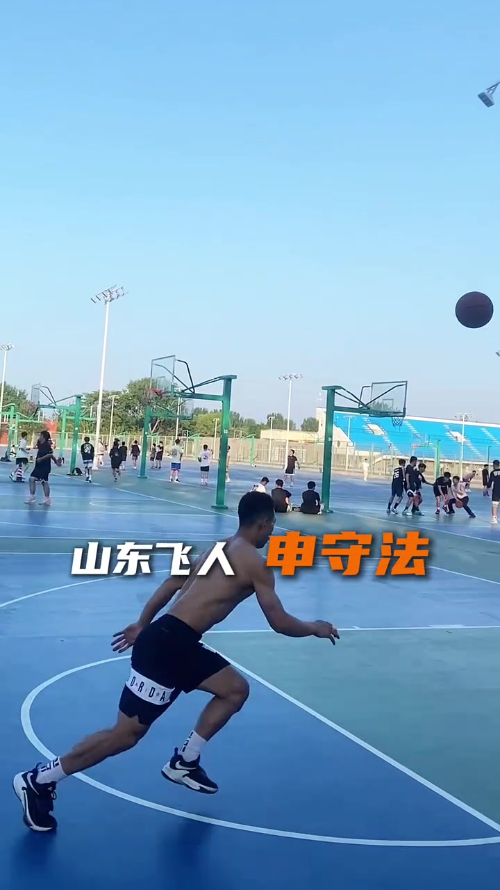 竞逐巅峰！球员们拼尽全力，为胜利拼搏的简单介绍